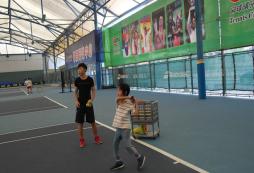 為什么家長會(huì)選擇在網(wǎng)球夏令營中提升網(wǎng)球技能？