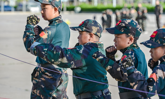 萬寧軍事夏令營磨礪學(xué)孩子們的意志.jpg
