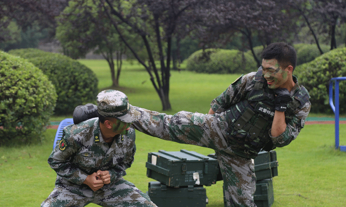 萬寧軍事夏令營讓孩子掌握防身技巧！.gif