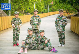 參加今年的浙江平陽暑期軍事夏令營成就孩子軍人夢(mèng)想