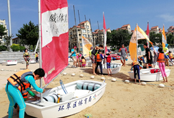 學生在自己組裝帆船