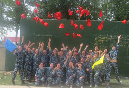 武漢紅心軍事夏令營訓(xùn)練過程中間的合影