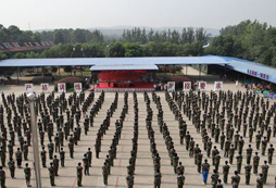 在武漢紅心軍事夏令營進(jìn)行訓(xùn)練