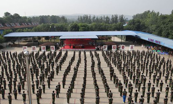 在武漢紅心軍事夏令營進(jìn)行訓(xùn)練