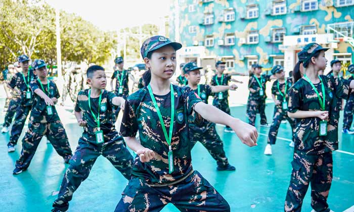 進(jìn)行軍體拳訓(xùn)練