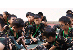 休息時(shí)間，學(xué)員們一起玩耍