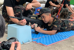 教官耐心輔導(dǎo)