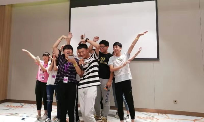 講臺(tái)上放肆嗨