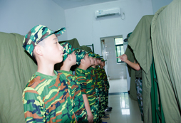參加武漢軍事夏令營(yíng)樹(shù)立孩子正確人生觀