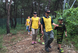 參加武漢軍事夏令營(yíng)錘煉孩子堅(jiān)強(qiáng)不屈的品格