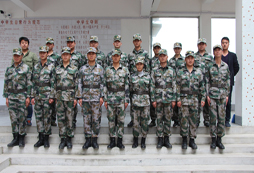 參加武漢軍事夏令營(yíng)讓孩子成為成活中的佼佼者