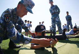 參加武漢軍事夏令營(yíng)圓孩子英雄夢(mèng)