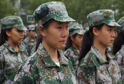 參加武漢軍事訓(xùn)練營(yíng)全面矯正孩子不良的行為習(xí)慣