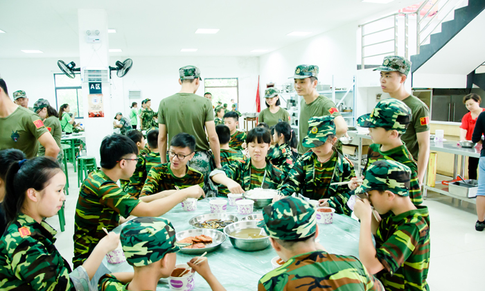 武漢軍事夏令營(yíng)""
