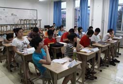 武漢夏令營可讓孩子在游戲中學習英語
