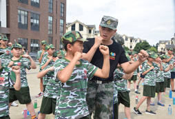 <strong>武漢軍訓(xùn)夏令營(yíng)幫助青少年樹(shù)立積極的人生觀(guān)</strong>