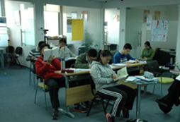 武漢學(xué)能夏令營(yíng)教導(dǎo)初中生學(xué)習(xí)英語