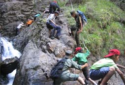 新疆雛鷹團(tuán)夏令營營地在哪里