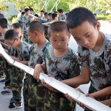 烏魯木齊軍事夏令營(yíng)提升孩子意志力
