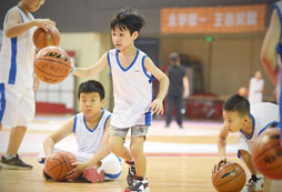 孩子們參加烏魯木齊籃球夏令營(yíng)有什么好處呢？
