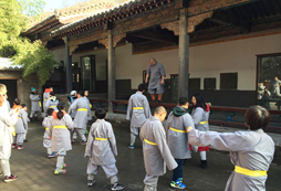 參加武術(shù)夏令營(yíng)了解傳統(tǒng)武術(shù)文化