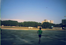 在營地奔跑