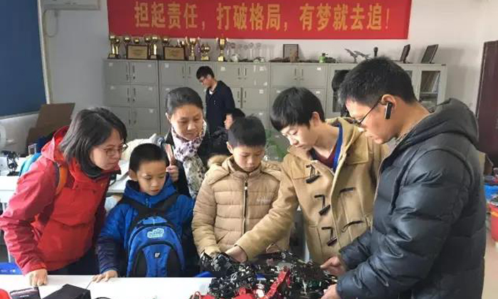 在玩學創(chuàng)機器人夏令營課堂上學習