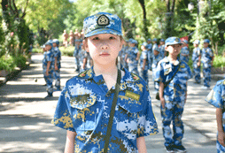 聽(tīng)從指揮，紀(jì)律嚴(yán)明