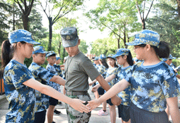 糾正軍姿，糾正擺臂