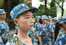 站軍姿，要傳承軍人意志