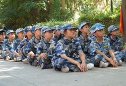 西安快樂少年軍事夏令營幫助孩子鍛煉強健的體魄