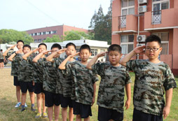 上海西點(diǎn)軍事夏令營(yíng)護(hù)航少年軍訓(xùn)