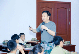 學(xué)員們認(rèn)真聽(tīng)講