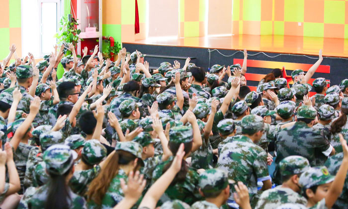 積極參加活動,都舉起了小手手