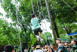 參觀部隊(duì)體驗(yàn)部隊(duì)生活