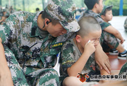 教官鼓勵(lì)我男子漢不哭要堅(jiān)強(qiáng)