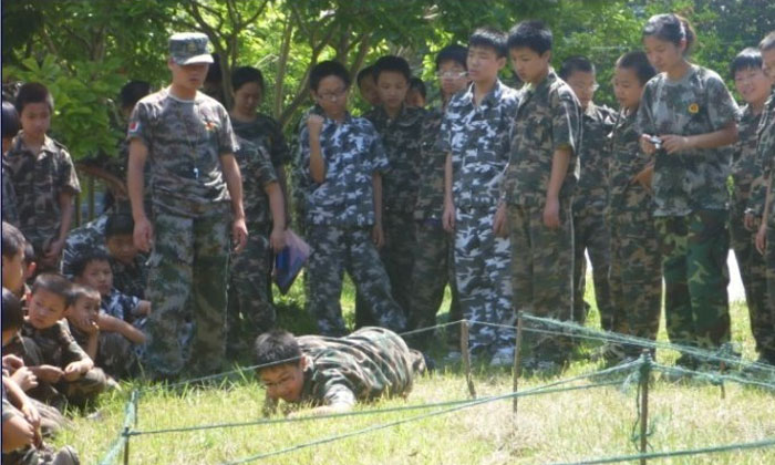 上海西點軍事夏令營低姿匍匐前進