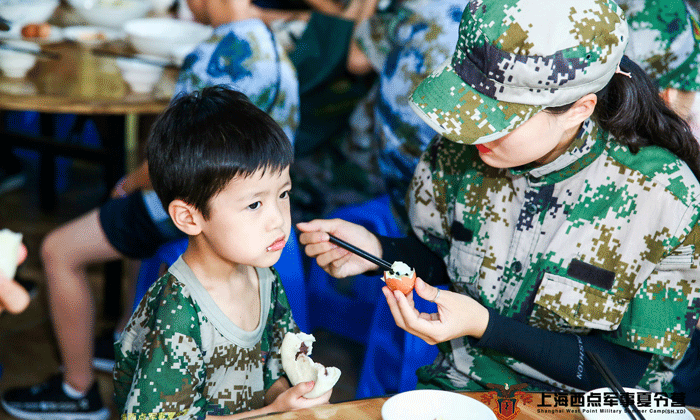 教員細(xì)心照顧學(xué)員喂它吃飯