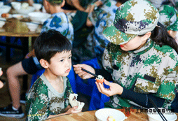 教員細(xì)心照顧學(xué)員喂它吃飯