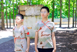 正軍姿，挺直腰背