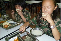 來到上海軍事拓展夏令營(yíng)我很開心