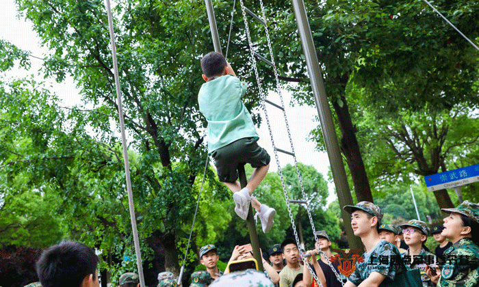 參觀部隊(duì)體驗(yàn)部隊(duì)生活