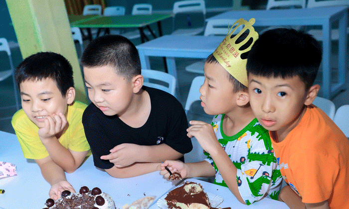 生日一起吃蛋糕