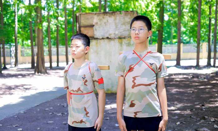 正軍姿，挺直腰背