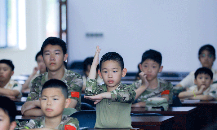 學(xué)員們認(rèn)真聽講，積極回答問題