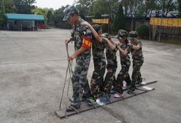 參加上海西點(diǎn)軍事夏令營讓孩子感恩團(tuán)體 超越自我