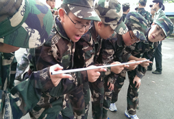 參加上海西點軍事夏令營讓孩子完美蛻變