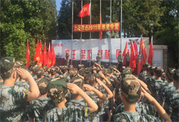 中學(xué)生在上海西點(diǎn)軍訓(xùn)學(xué)校學(xué)到特工技巧反跟蹤