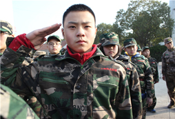 參加上海西點(diǎn)軍事夏令營培養(yǎng)孩子主動(dòng)能力