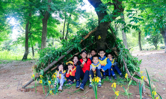 學習如何在野外就地取材搭帳篷